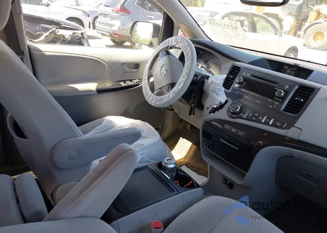 2014 Toyota Sienna Le V6 8 Passenger z USA, uszkodzony, nr VIN 5TDKK3DC3ES513871